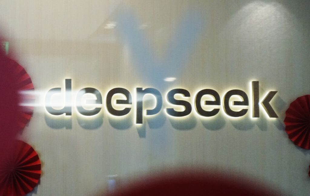 DeepSeek is “TikTok on steroids,” senator warns amid push for government-wide ban