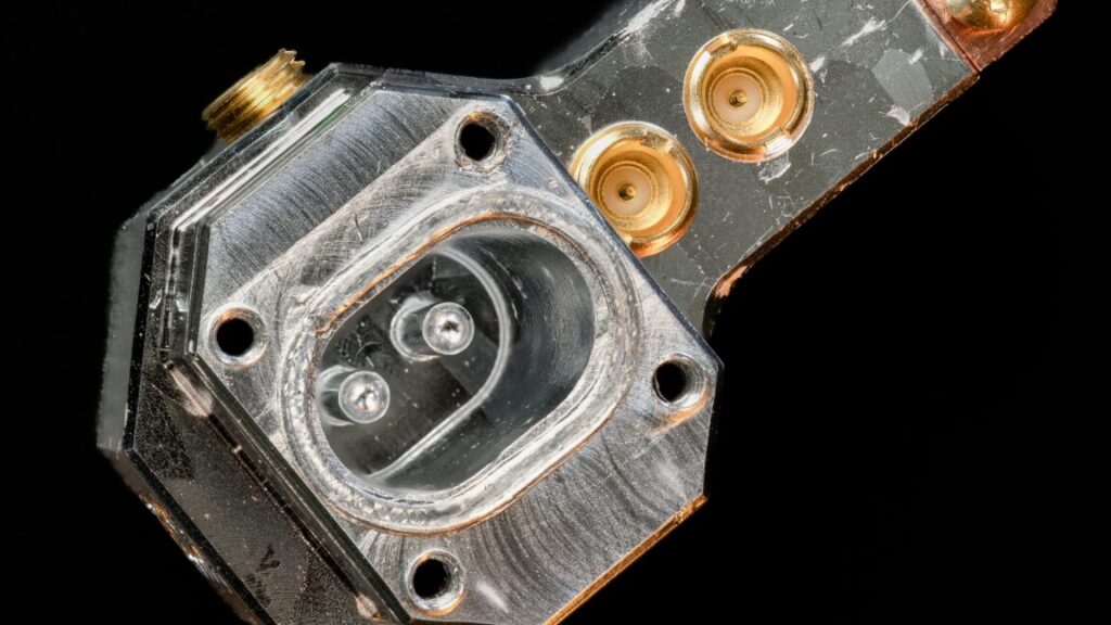 Startup puts a logical qubit in a single piece of hardware
